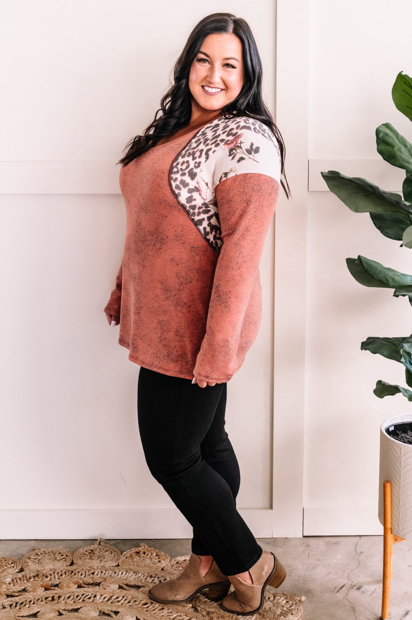 V Neck Top With Contrasting Floral Sleeves In Heathered Redwood